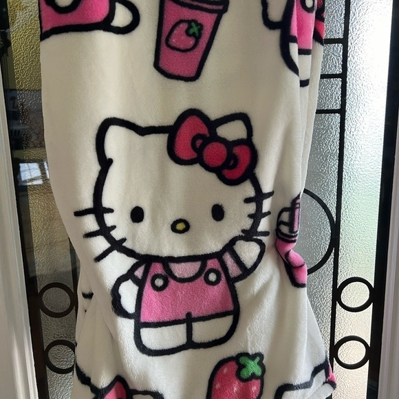 Hello Kitty Strawberry Milkshake Plush Throw Blanket NWT 60x70 - Picture 3 of 8